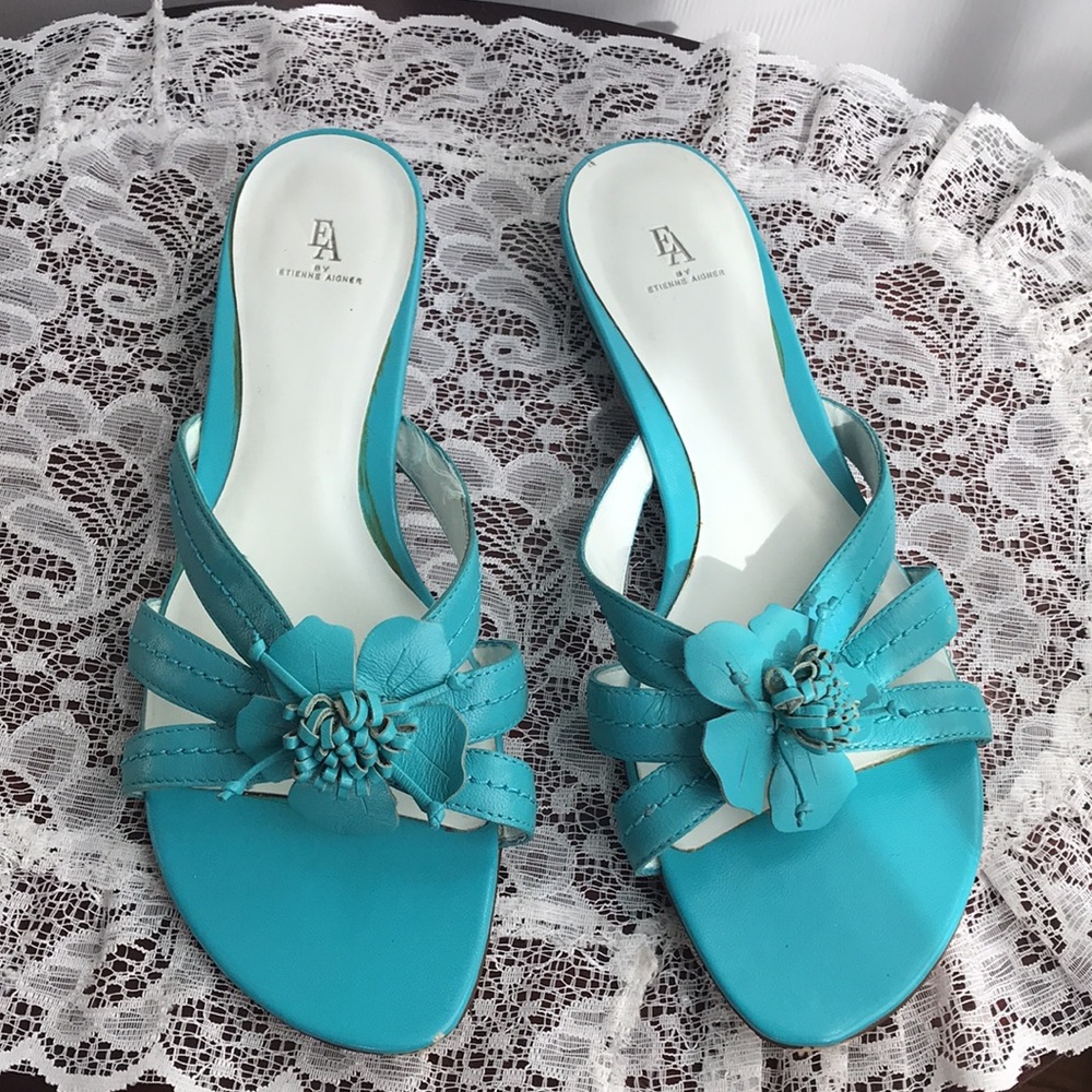 EA Etienne Aigner Turquoise leather Slide Sandal w/ Flower detail sz 8.5